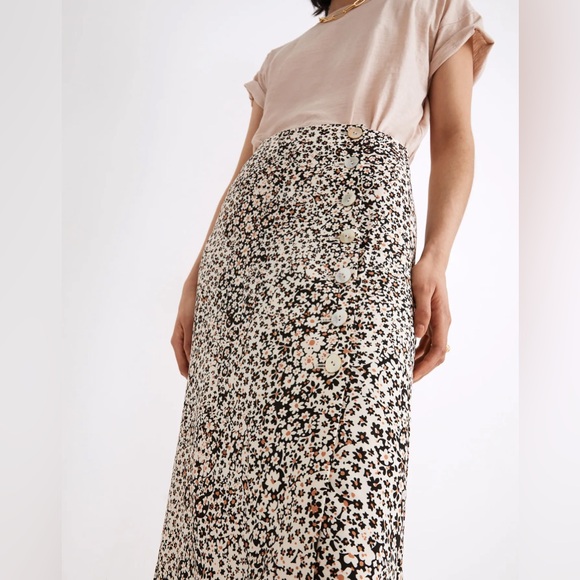 Madewell Side-Button Straight Midi Skirt in floral Daisy Groove Cream and Black - Picture 4 of 12